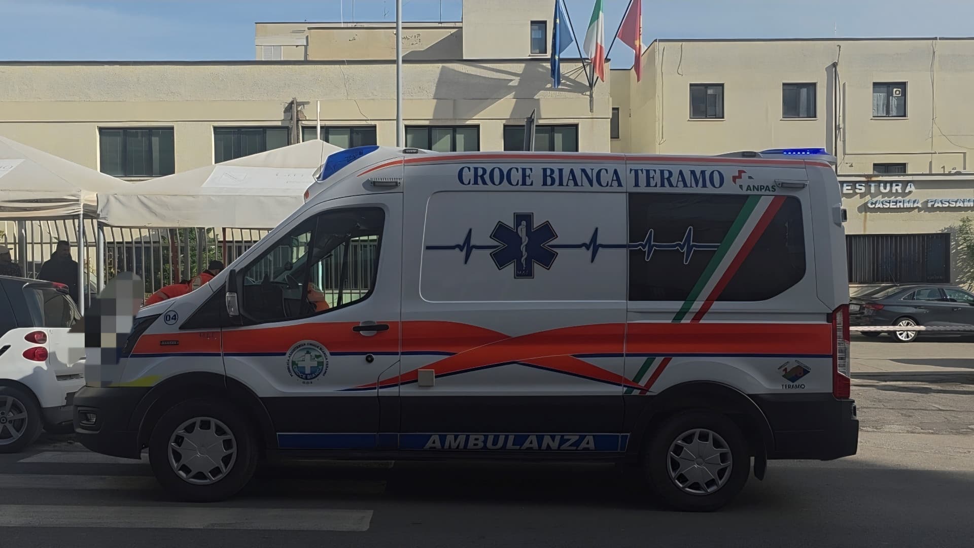 Attese e fragilità davanti alla Questura di Teramo: il malore che riaccende i riflettori
