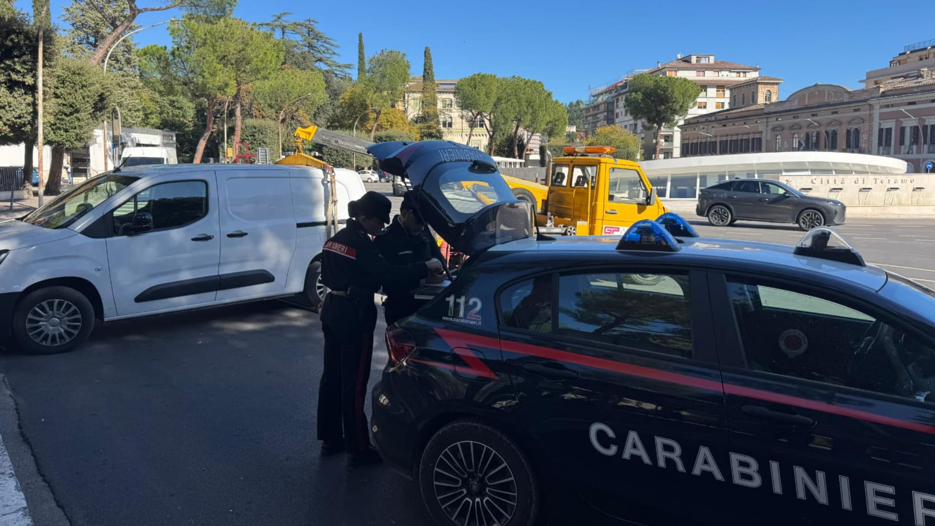 Teramo, la follia di un 37enne: tenta di rubare una motosega, poi minaccia di morte i carabinieri