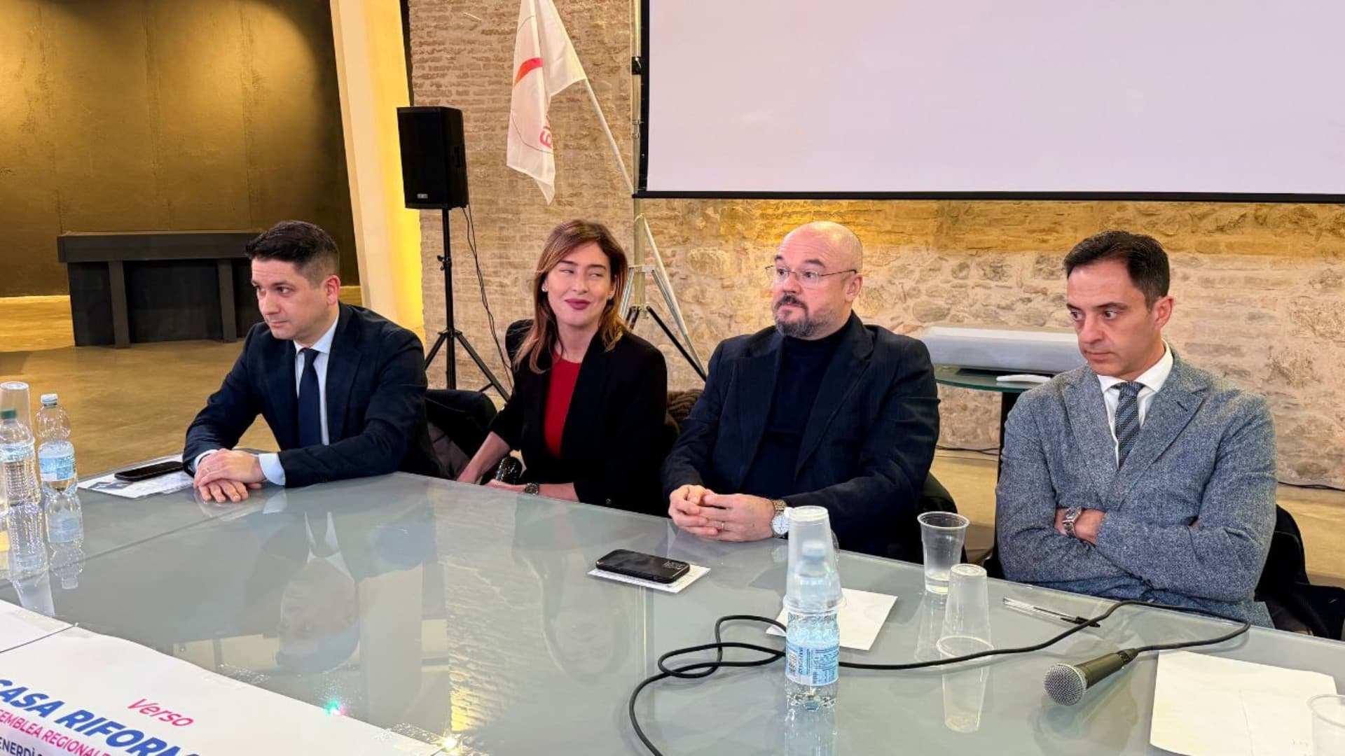 Un momento dell'incontro: al tavolo Maria Elena Boschi
