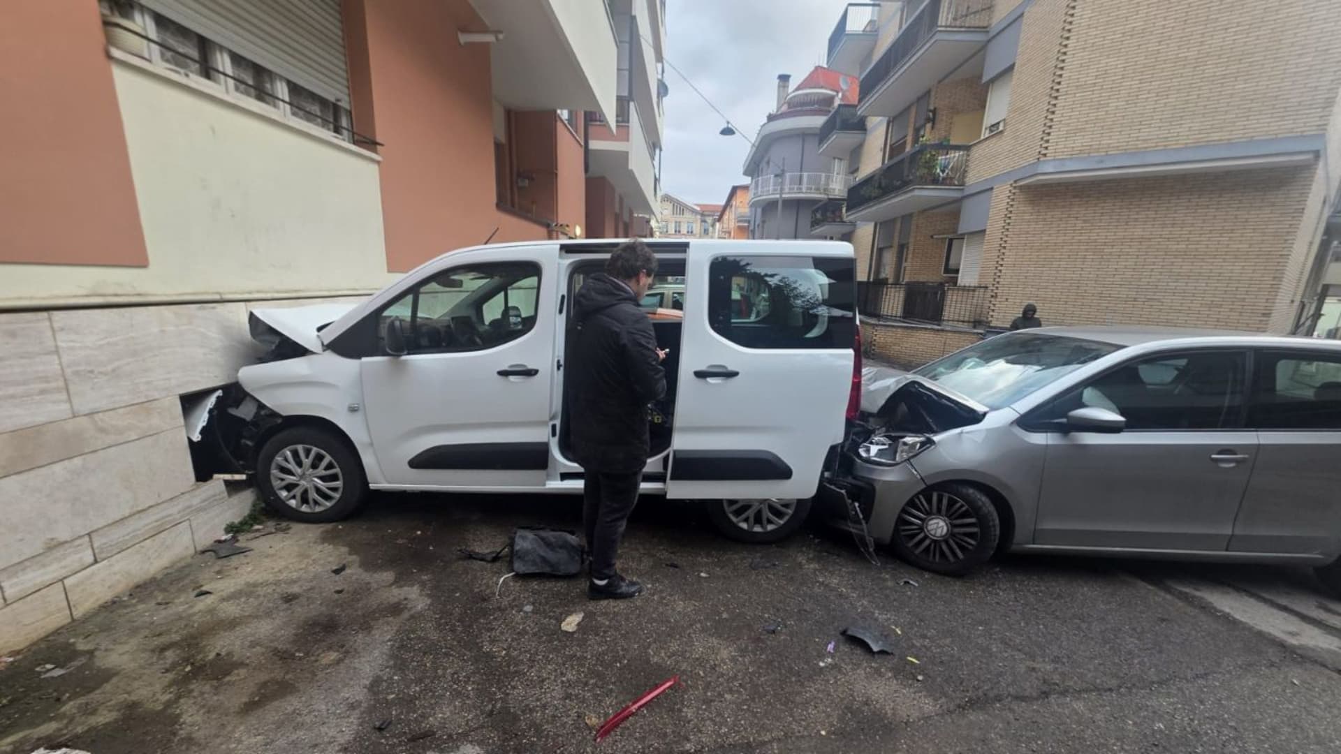 L'auto che si è schiantata contro il furgone