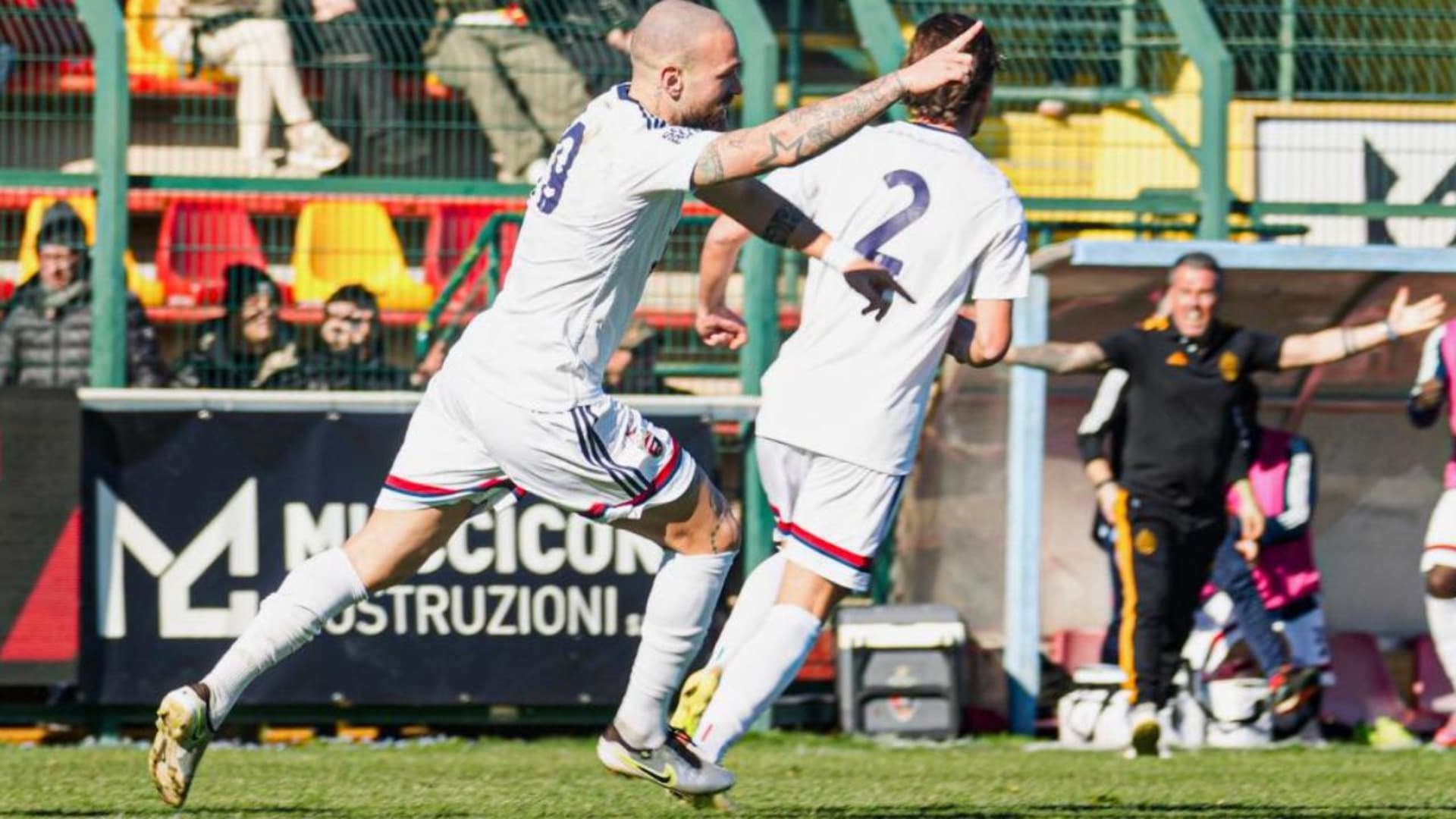 L'esultanza dei rossoblù (foto dai social del club)