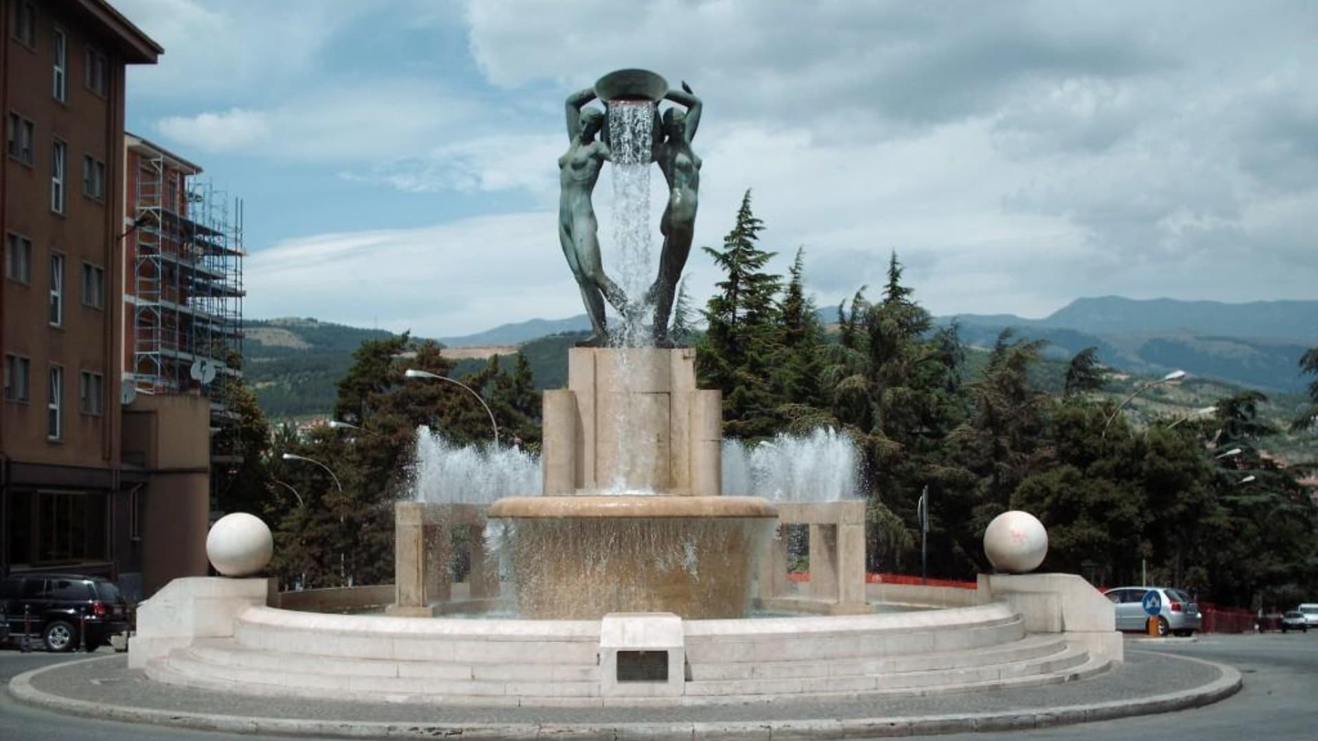 L'Aquila, la Fontana Luminosa illuminata di giallo e blu per il quarto anniversario della guerra in Ucraina