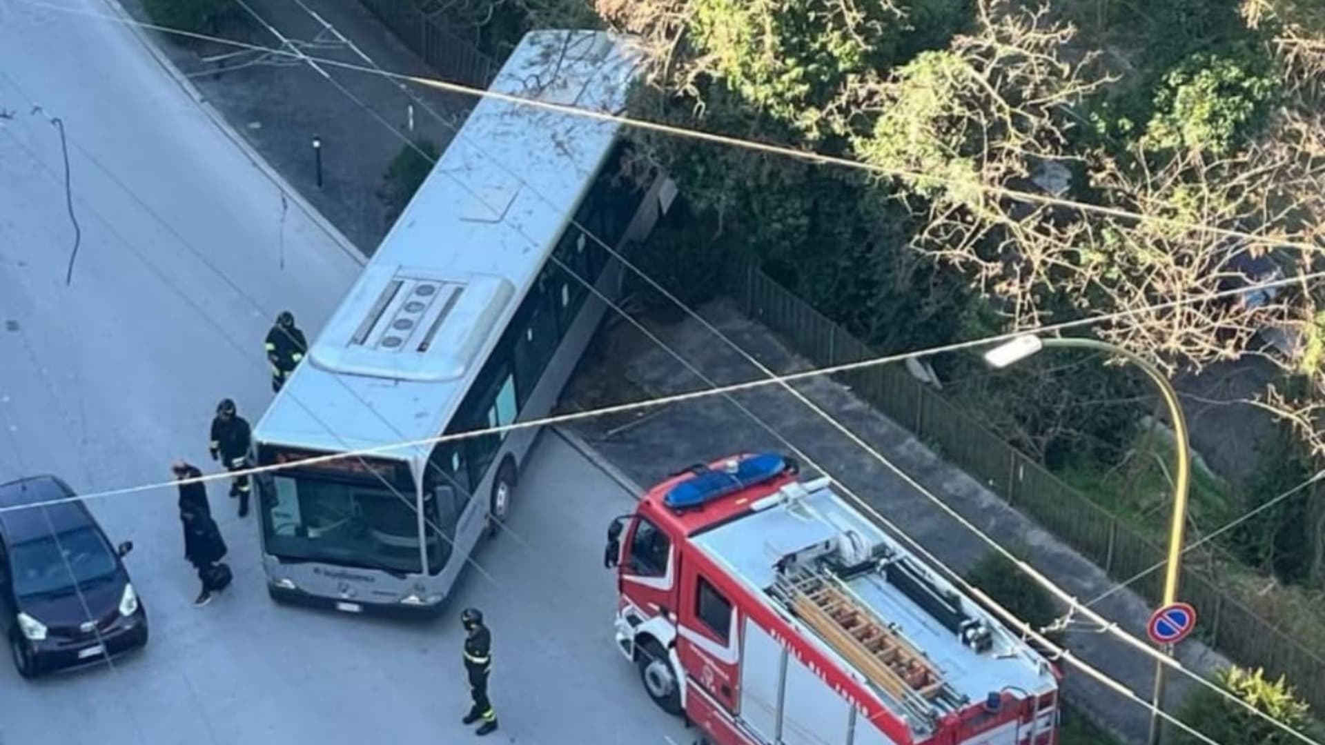 Chieti, paura in pieno centro: bus di linea si sfrena, investito un passante