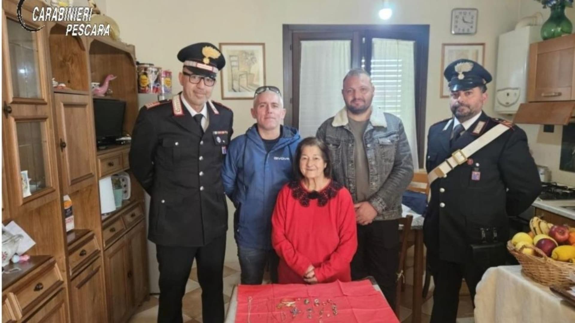 La donna coi militari