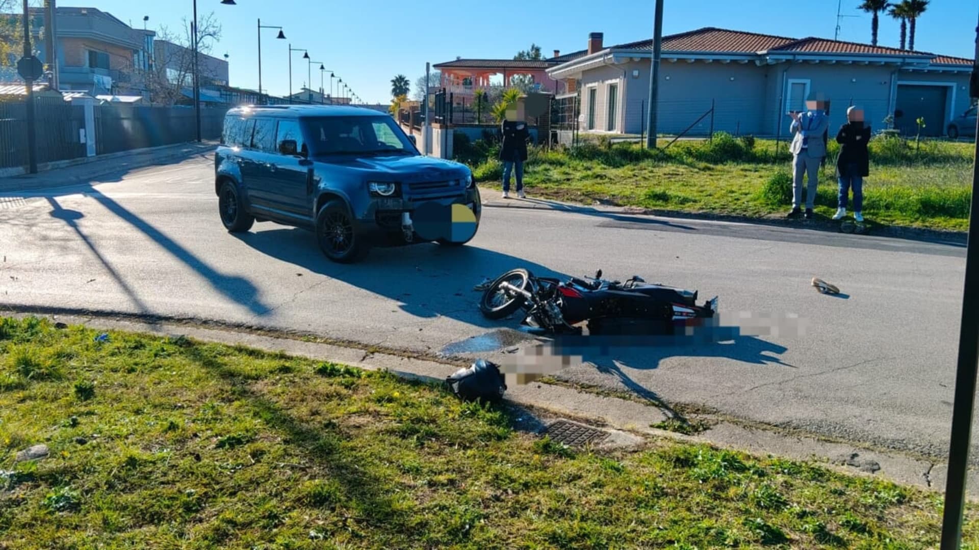 Incidente a Mozzagrogna: scontro tra Land Rover e moto