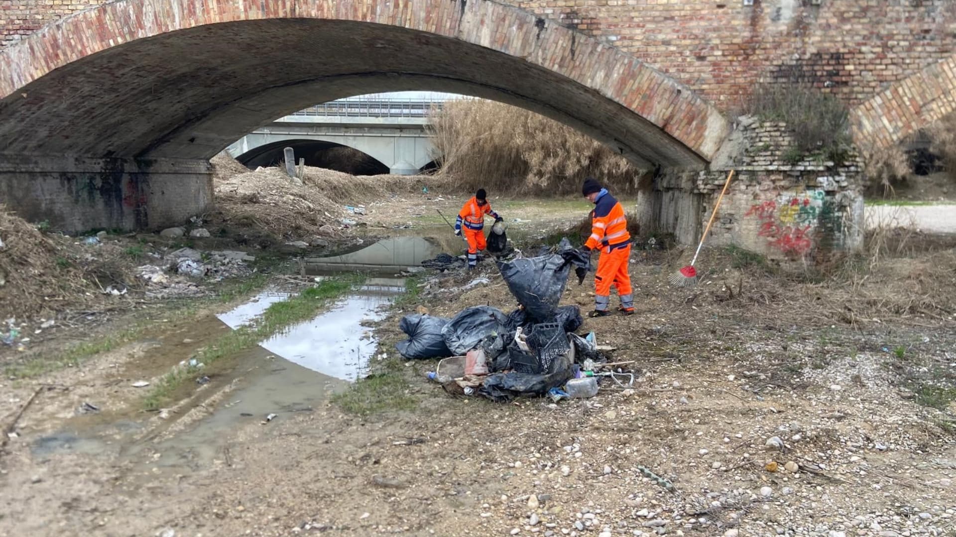 Roseto, rimossa discarica abusiva sul Vomano: in arrivo fototrappole e controlli rafforzati