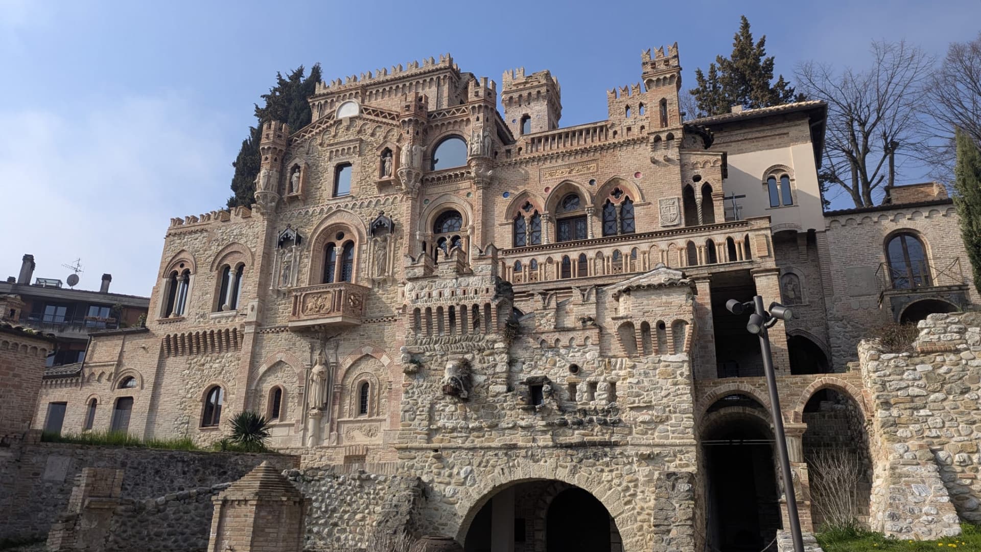 Castello Della Monica Teramo, completato il restauro della facciata con fondi PNRR: la città riacquista il volto dell'edificio