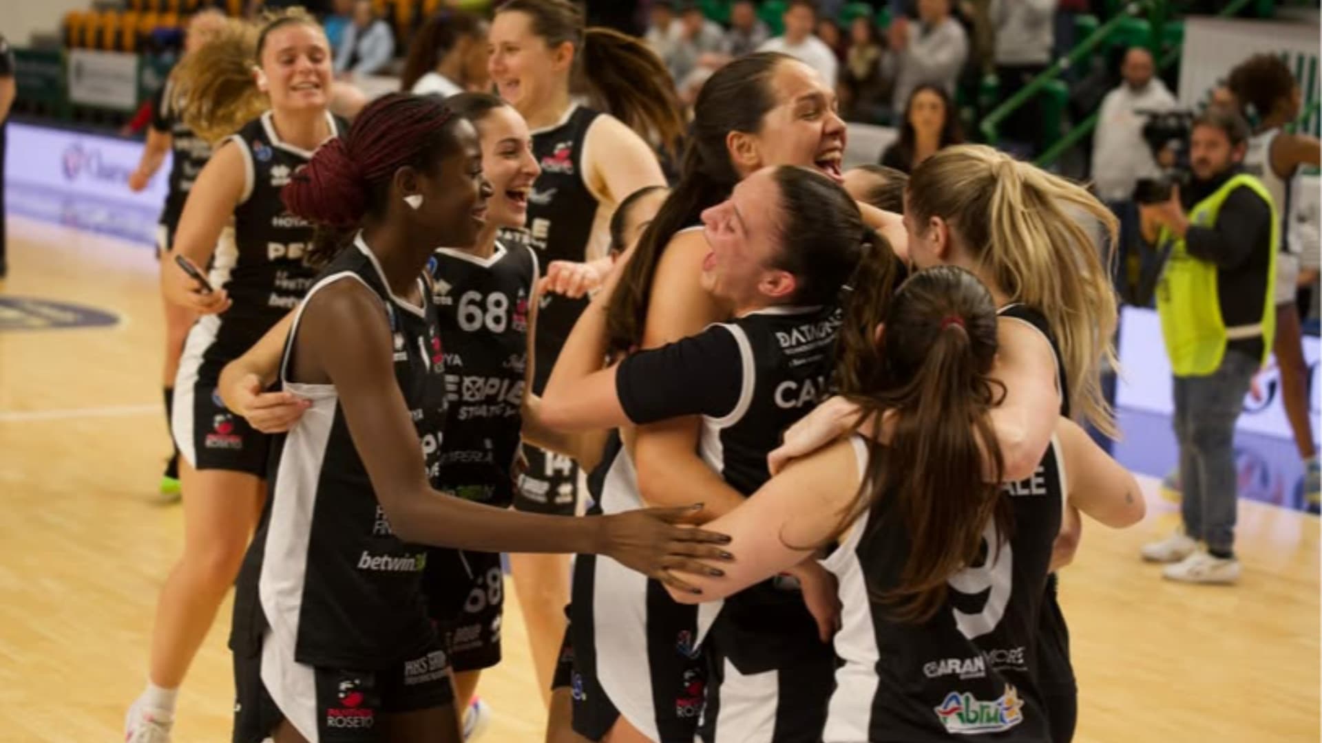 Le giocatrici esultano