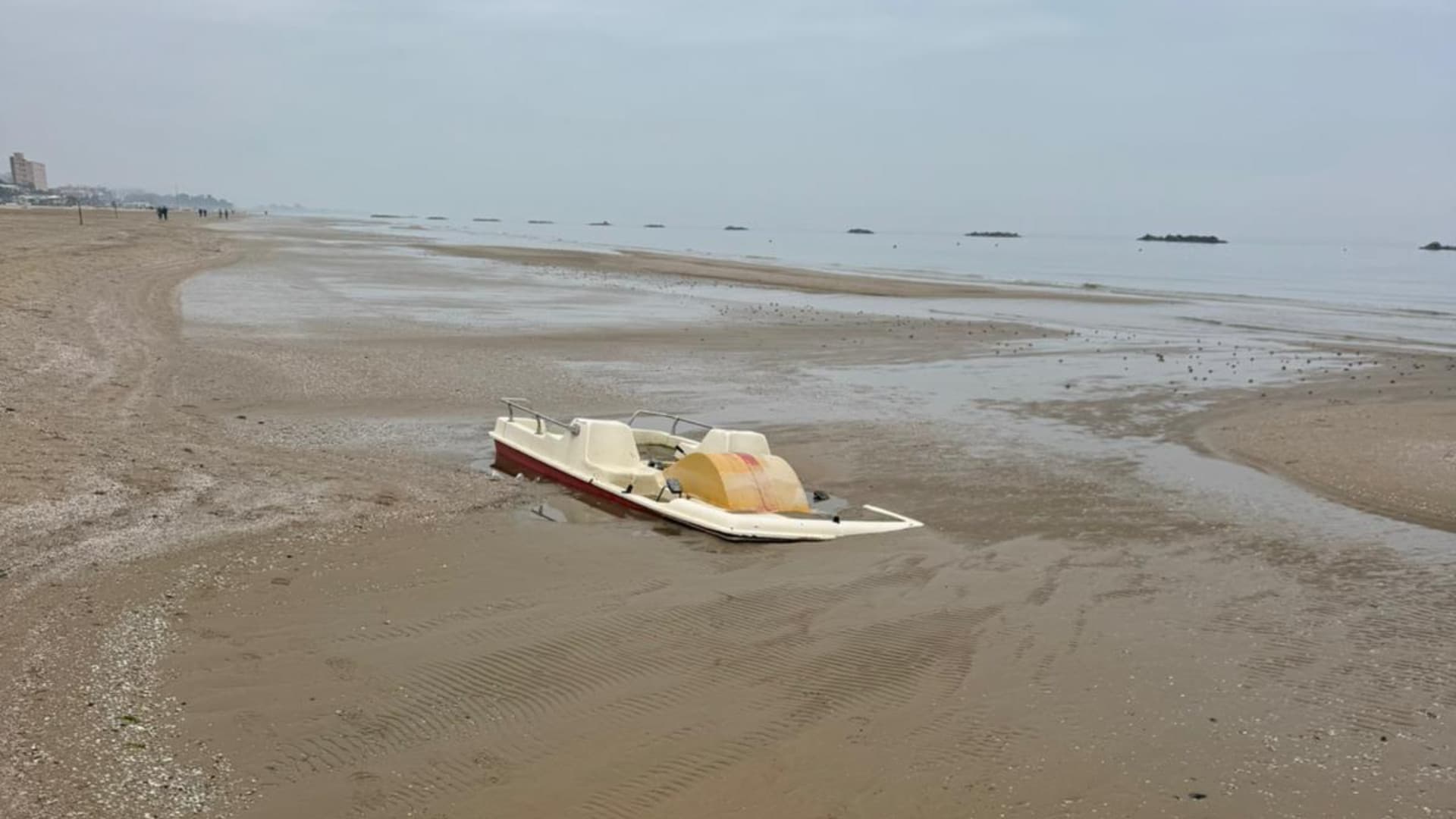 Roseto degli Abruzzi, pedalò abbandonato da mesi sulla spiaggia: silenzio e degrado sul litorale