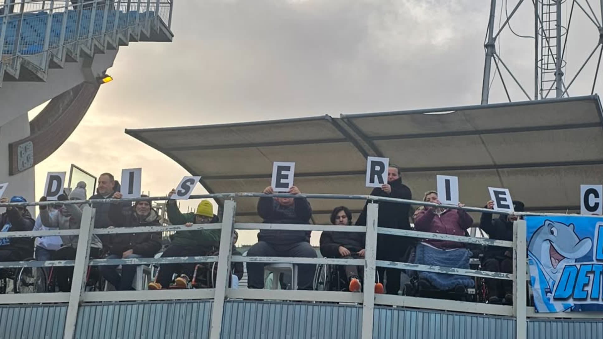 Un momento della protesta allo stado (Delfini Determinati)