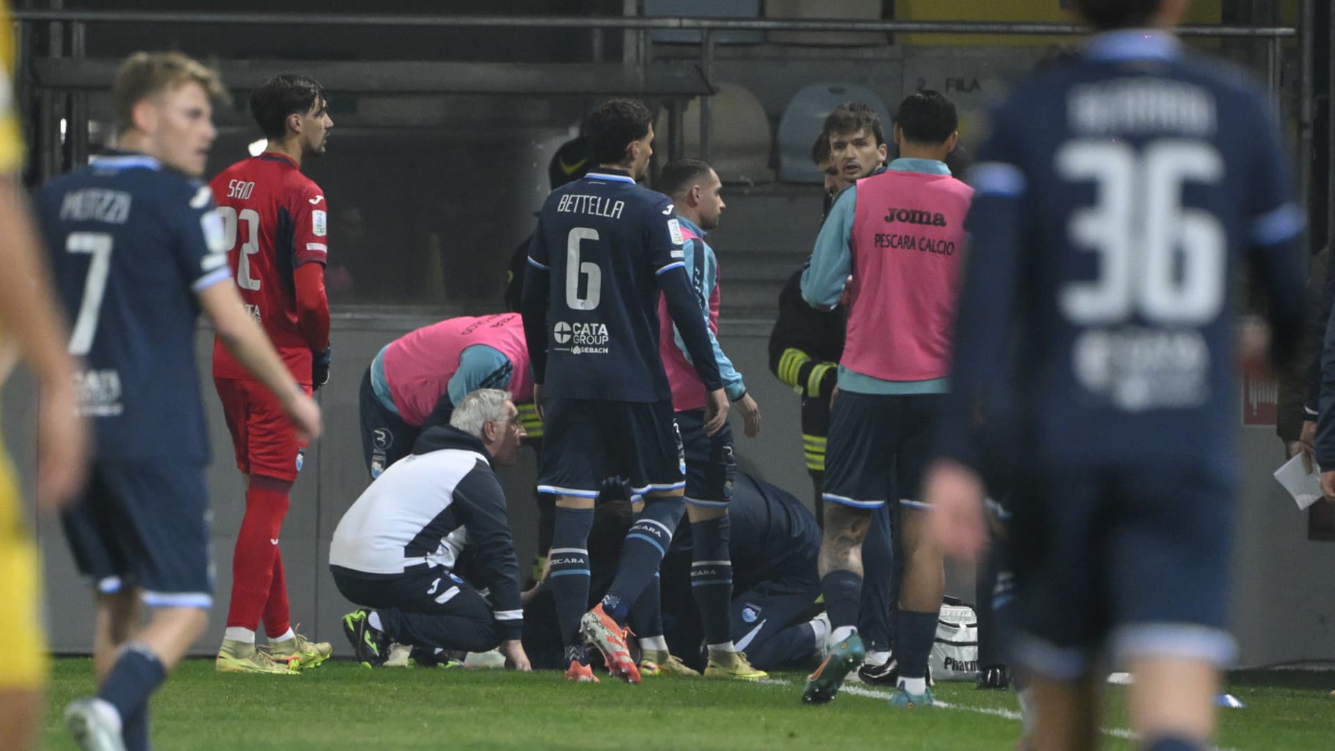 I soccorsi dopo l'esplosione del petardo