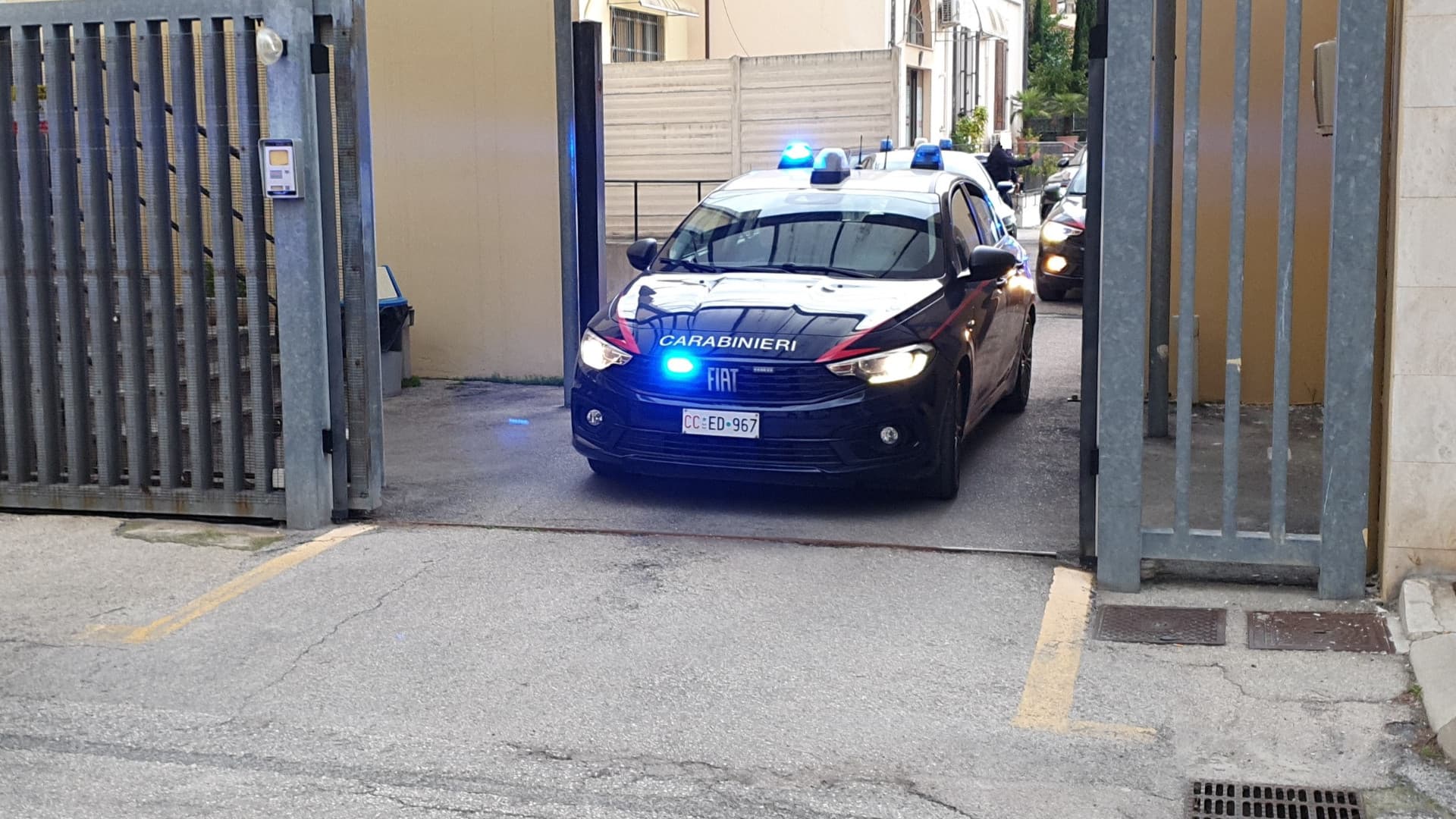 Pescara, rapina in un supermercato del centro - Banditi in azione con pistola e bastone