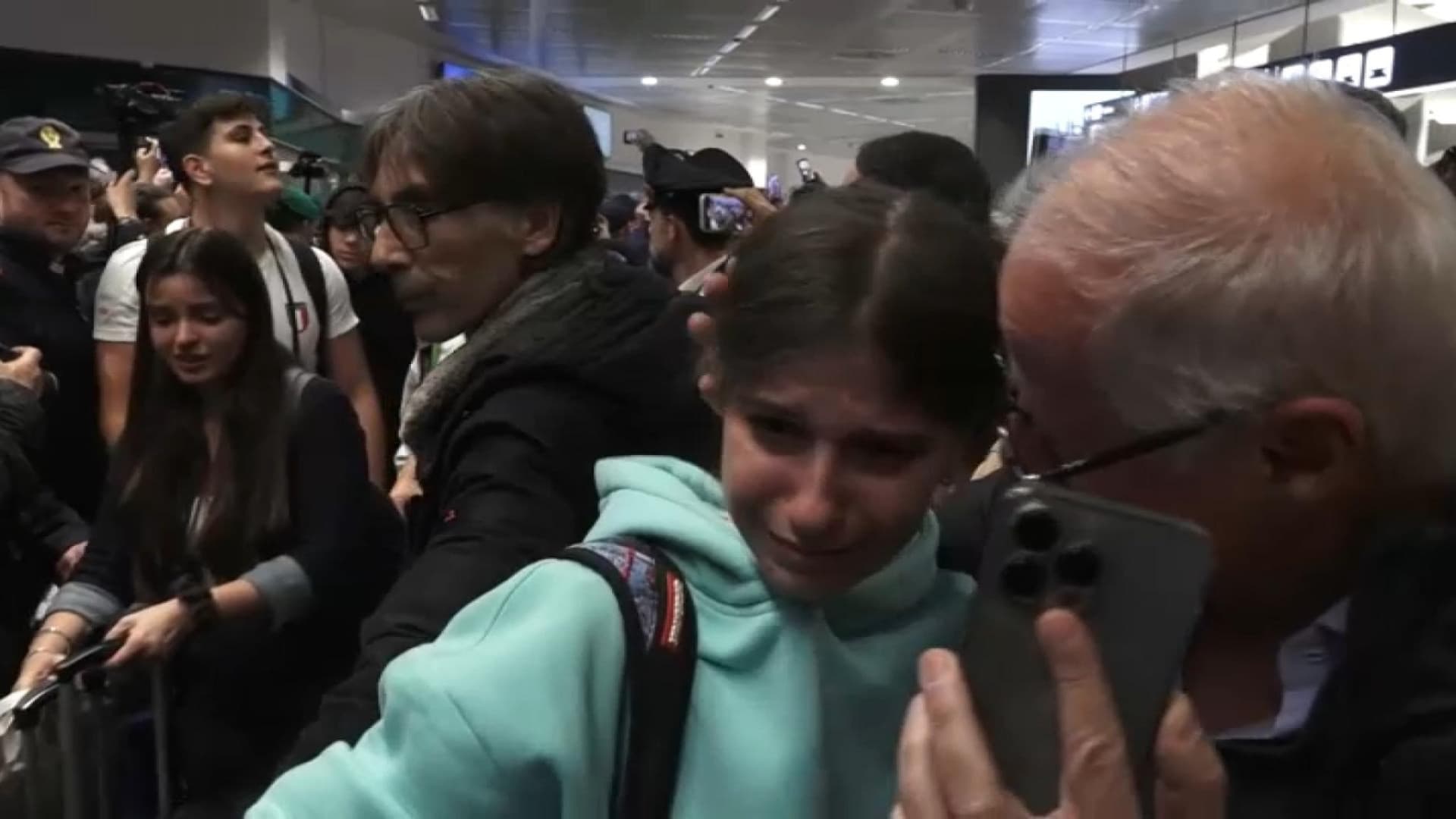 Un momento di commozione tra gli studenti di Sulmona rientrati a casa
