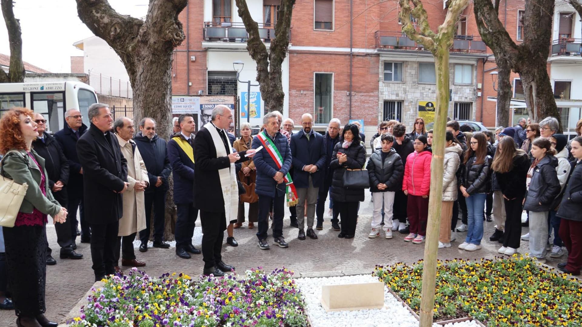 Avezzano inaugura il Giardino dei Giusti: la prima pietra dedicata a don Antonio Sciarra