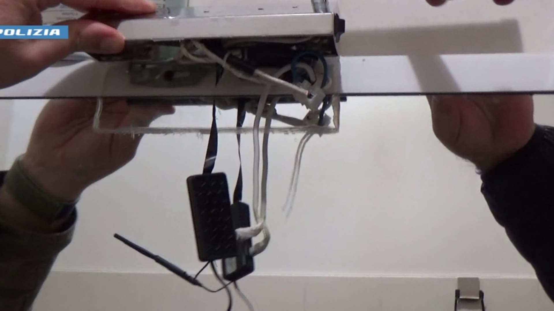 L’Aquila, lo scandalo delle telecamere nelle case in affitto: salgono a 47 le vittime. Indagini sul dark web