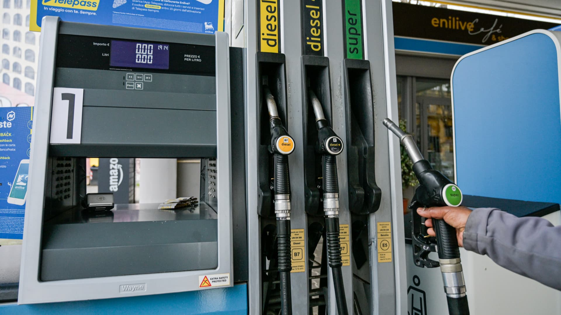 Aumenti dei carburanti diesel e benzina intorno ai 2 euro al litro