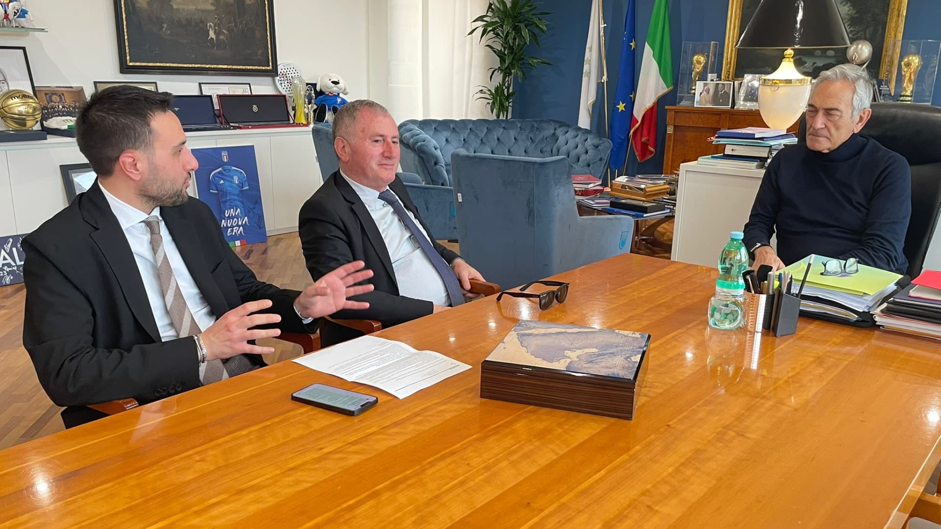 Da sinistra l'assessore comunale Simon Luca Raffone, il sindaco Angelo Caruso e il presidente della Figc Gabriele Gravina