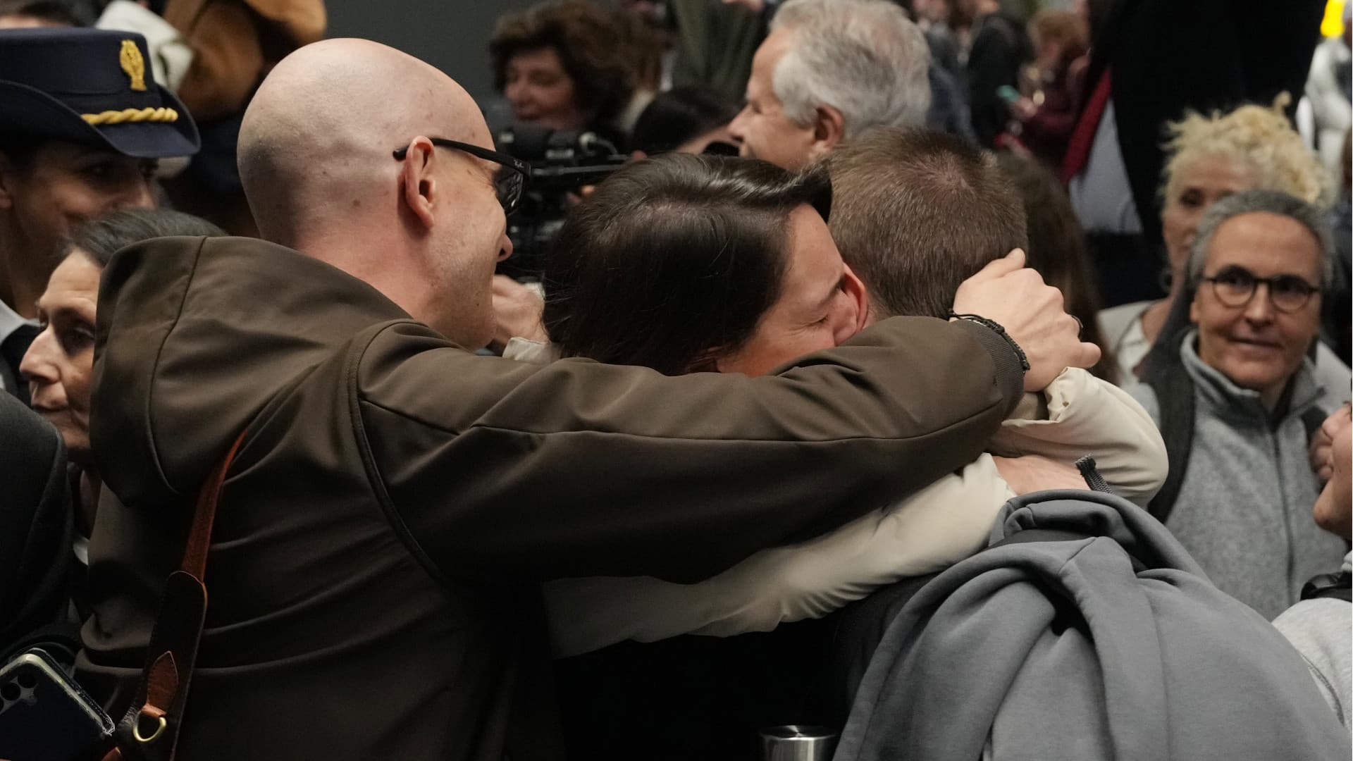 Iran, per gli italiani decollano i primi rimpatri: sono ancora un centinaio gli abruzzesi bloccati