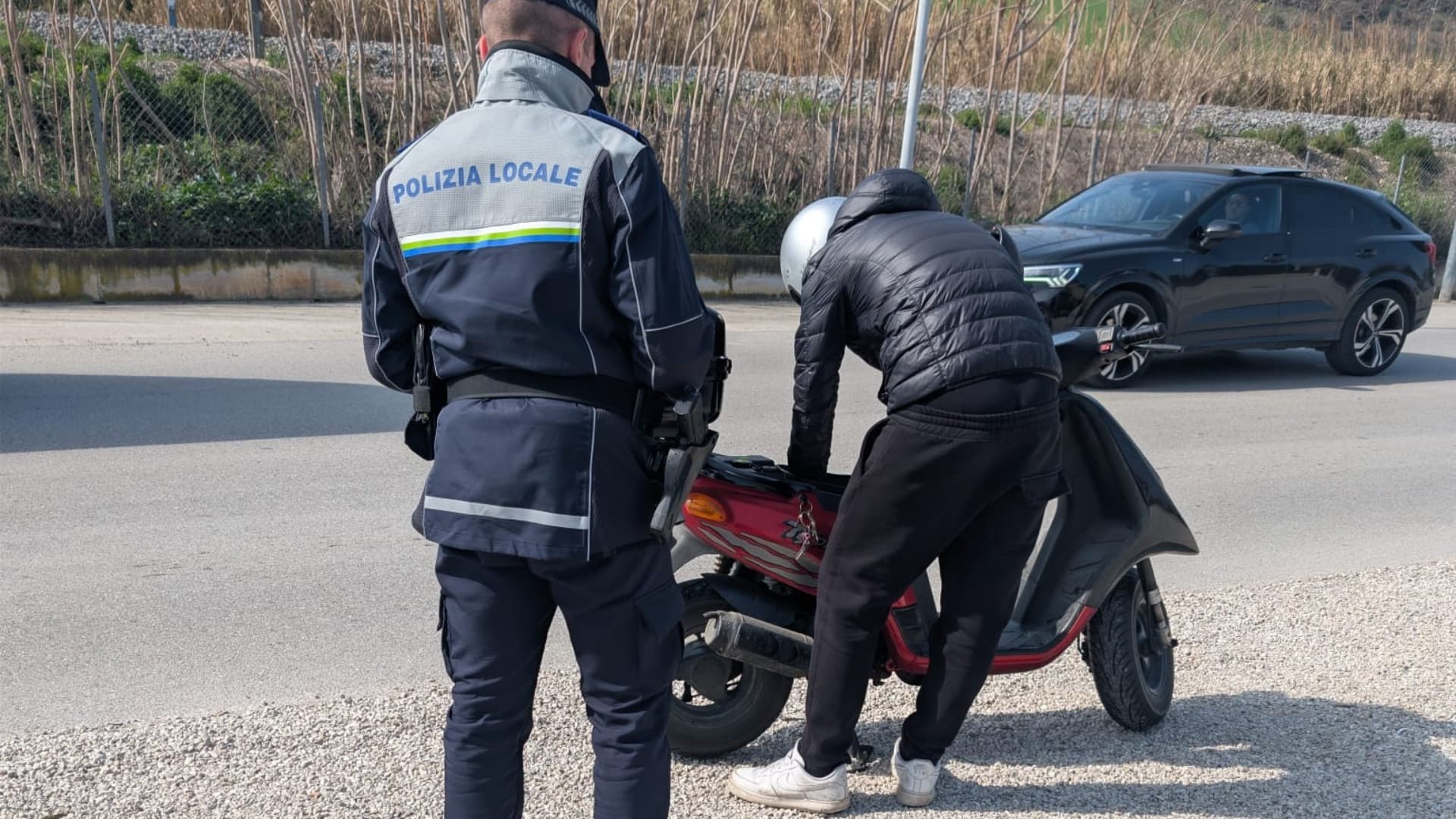 Martinsicuro, ciclomotore senza targa e conducente senza patente: sequestro e multa da 7mila euro