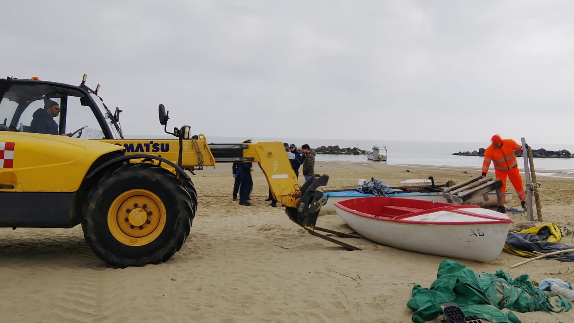 Montesilvano, spiaggia libera: rinasce il decoro con l'operazione di sgombero