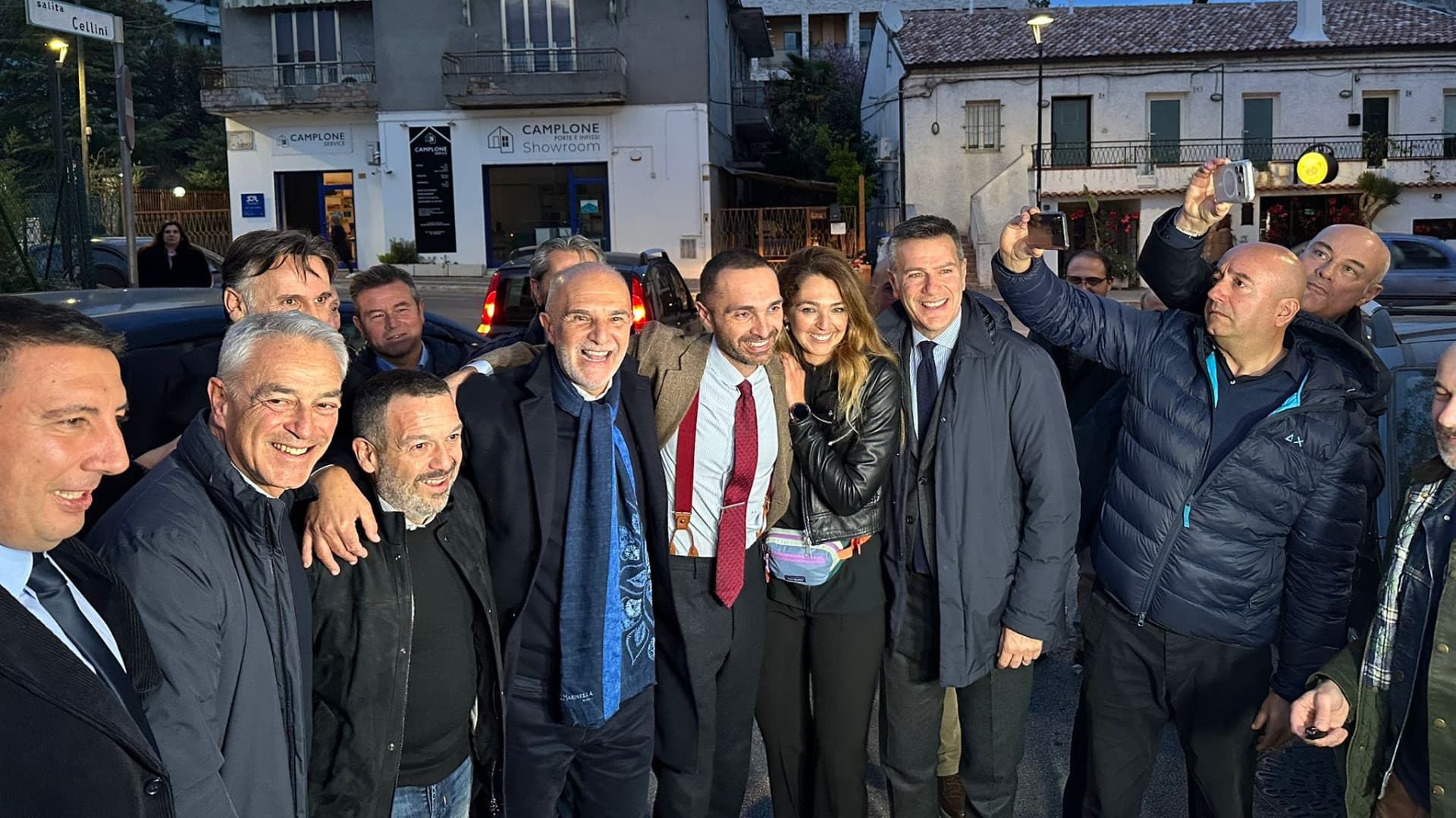 Carlo Masci con i figli e gli esponenti del centrodestra