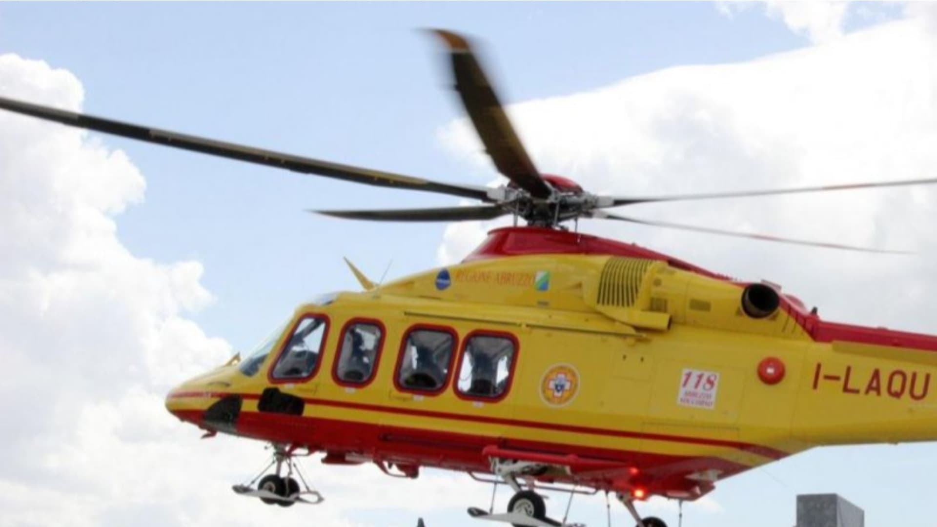 Scoppito, 30enne cade dalla finestra mentre pulisce i vetri: è grave in ospedale