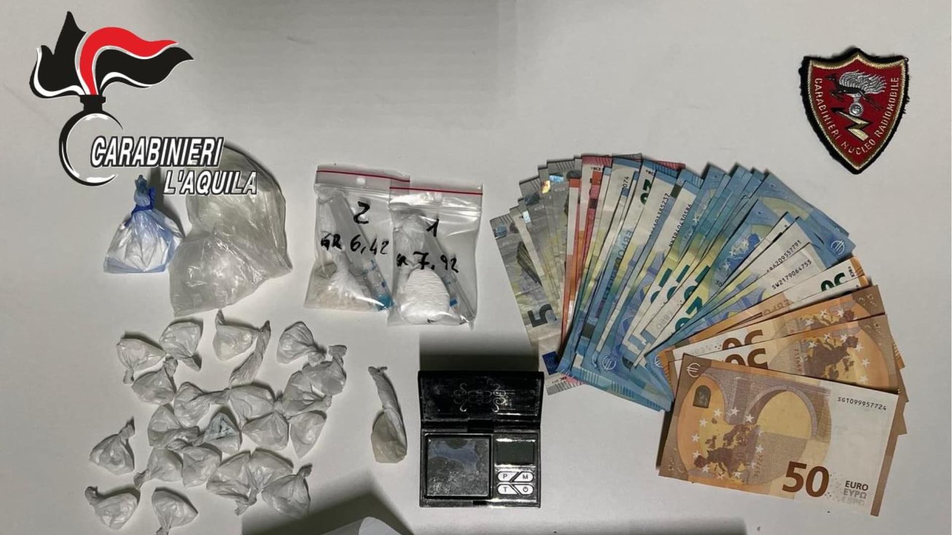 Soldi, materiale e stupefacenti sequestrati