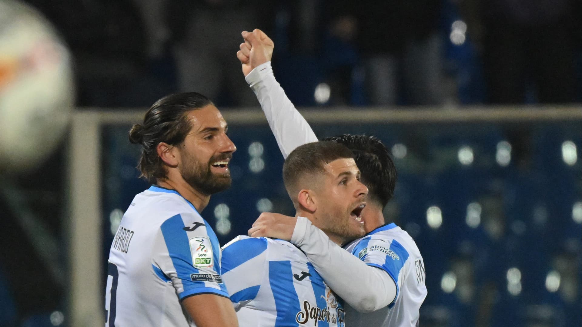 Valzania esulta dopo il 4 gol