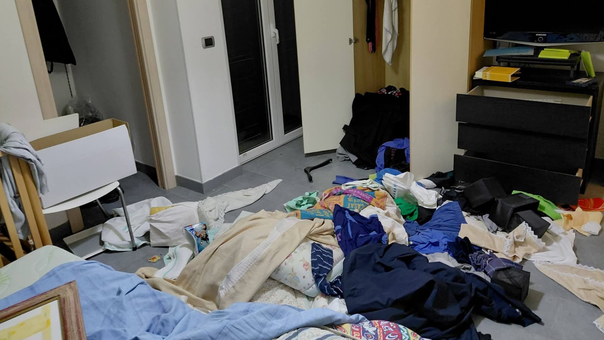 Il disordine in una delle abitazioni svaligiate dai ladri