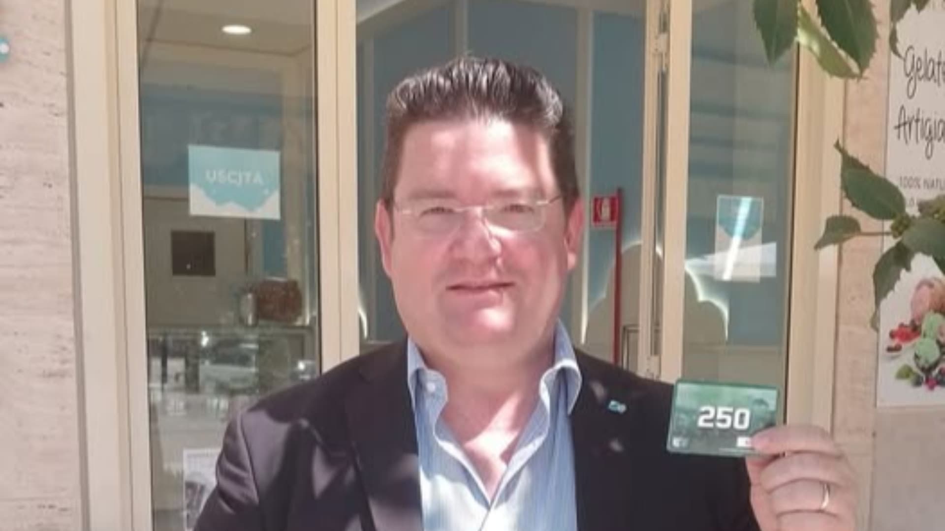 Massimo Verrecchia con la sua tessera di tifoso dell'Avezzano calcio