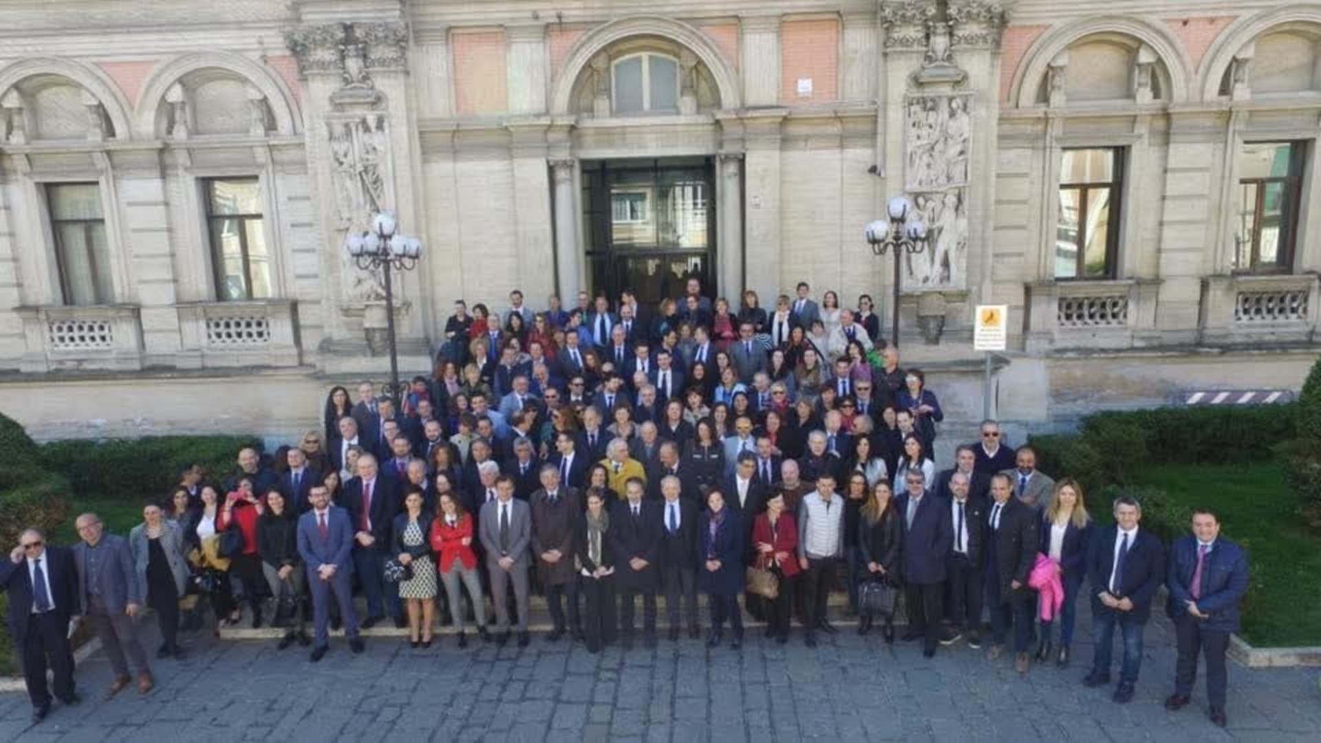 Manifestazione contro la chiusura del Tribunale di Avezzano davanti alla sede di via Corradini