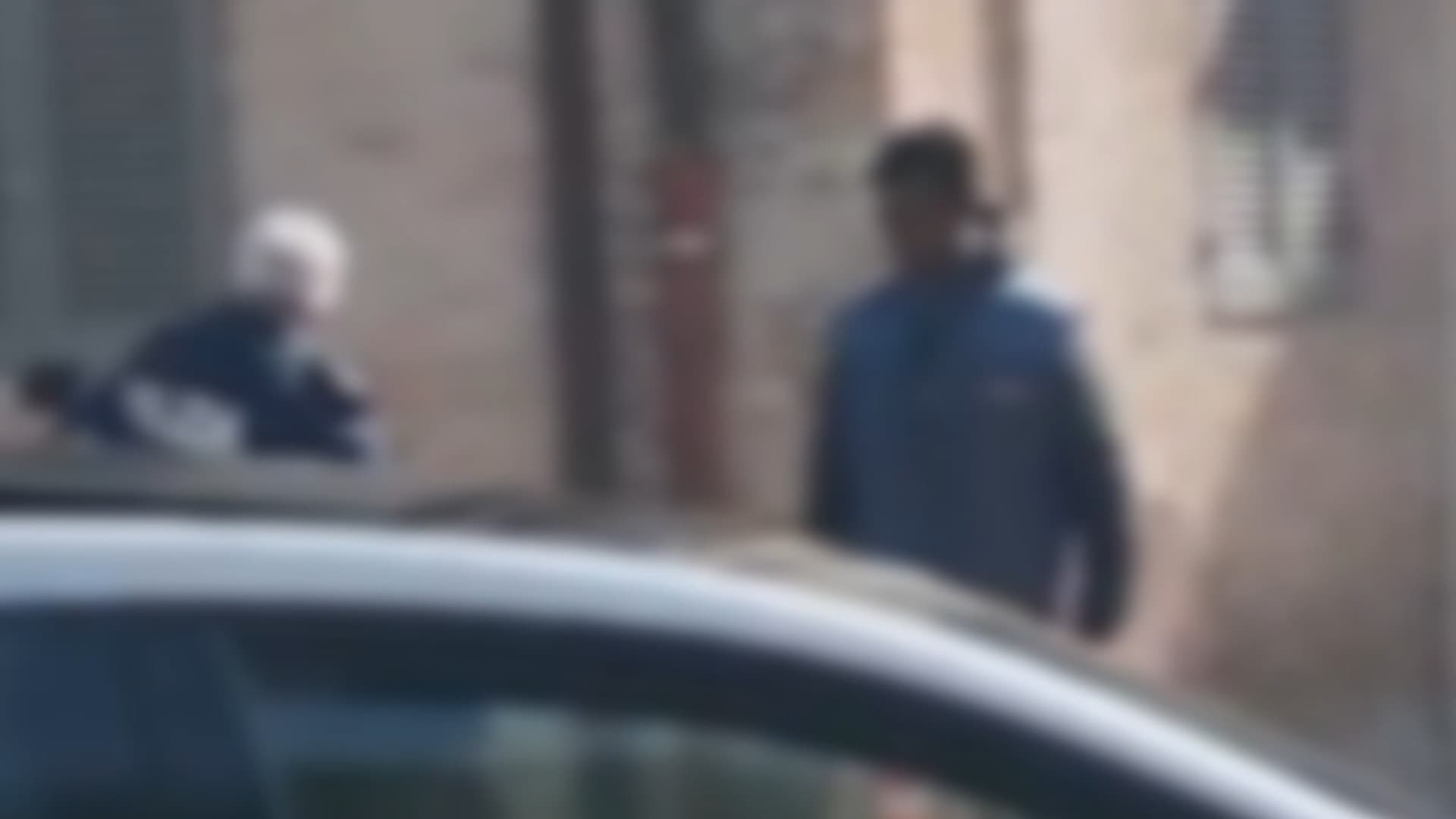Teramo, rifiutano di dargli una sigaretta: scoppia il caos in centro - Video