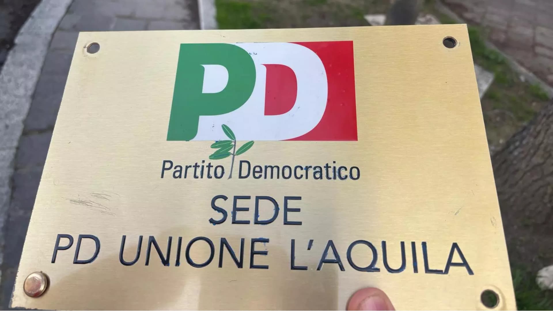 L'Aquila, vandali nella notte: staccata la targa del Pd dalla sede - La nota del partito