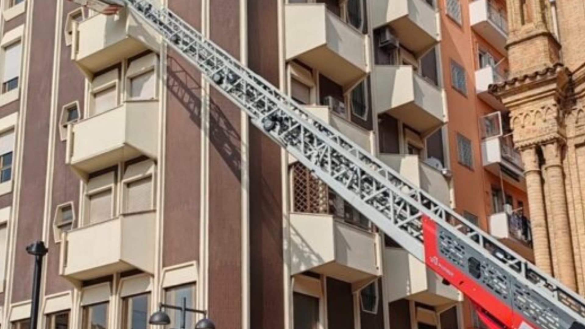 Pescara, malore in un appartamento al quarto piano: pronto soccorso con l'autoscala