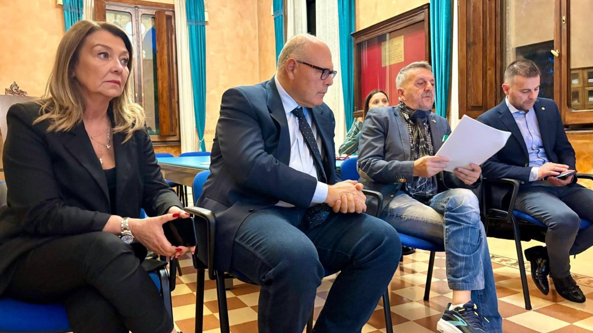 Il Comitato per la salvezza del Tribunale con Gianni Di Pangrazio, il presidente del Consiglio Ridolfi e il presidente dell'Ordine avvocati