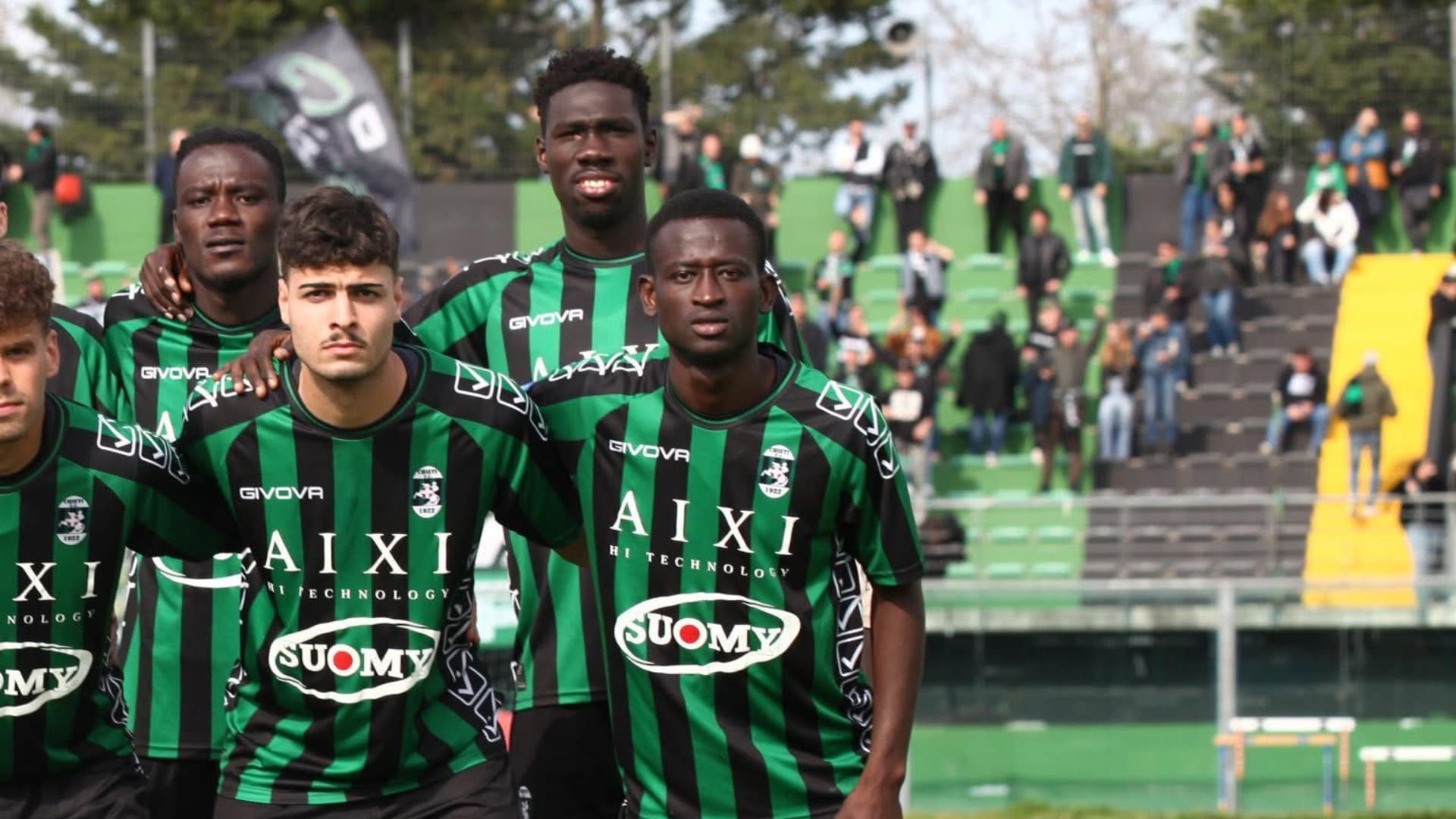 Mustapa Gueye (in primo piano a destra) con alcuni dei compagni