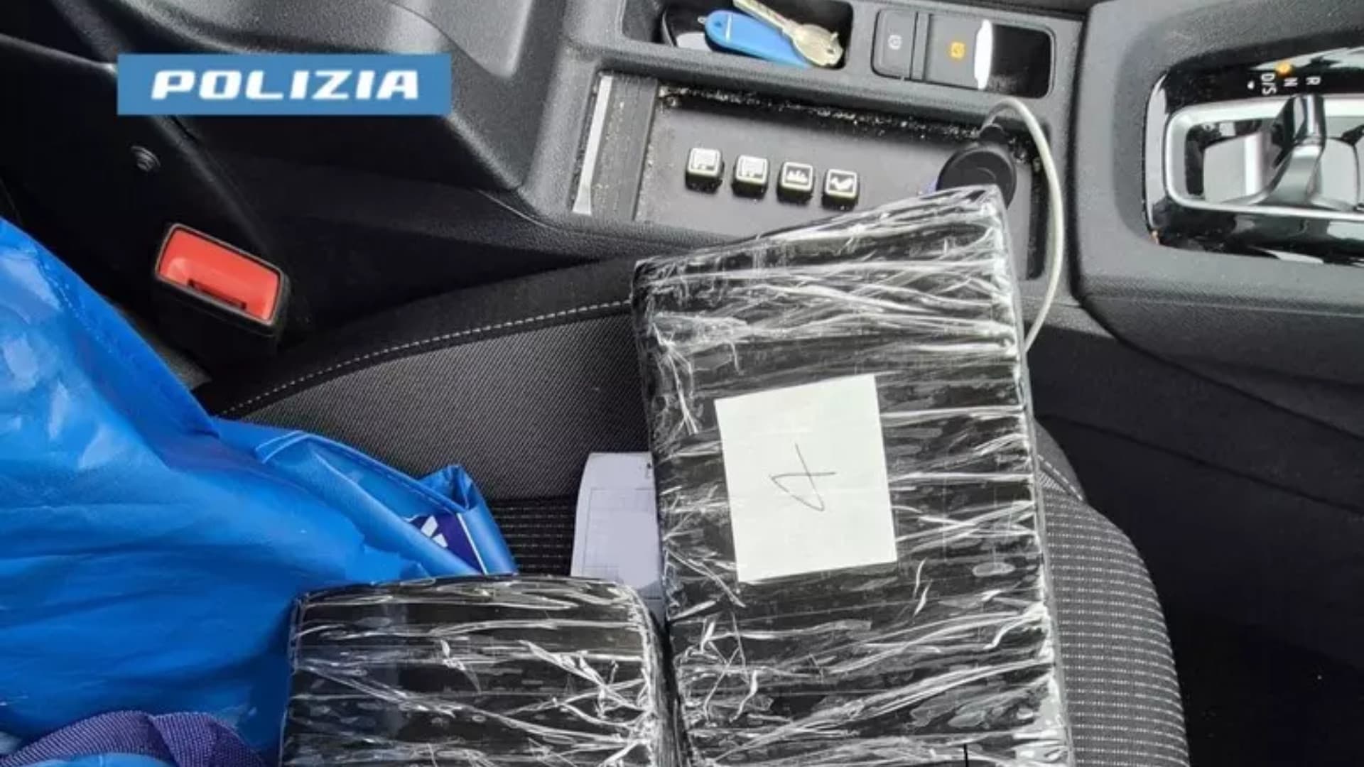 Pescara, viaggiano sulla A25 con tre chili di cocaina: arrestati