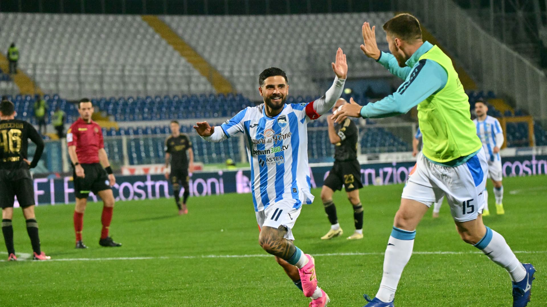 Insigne esulta