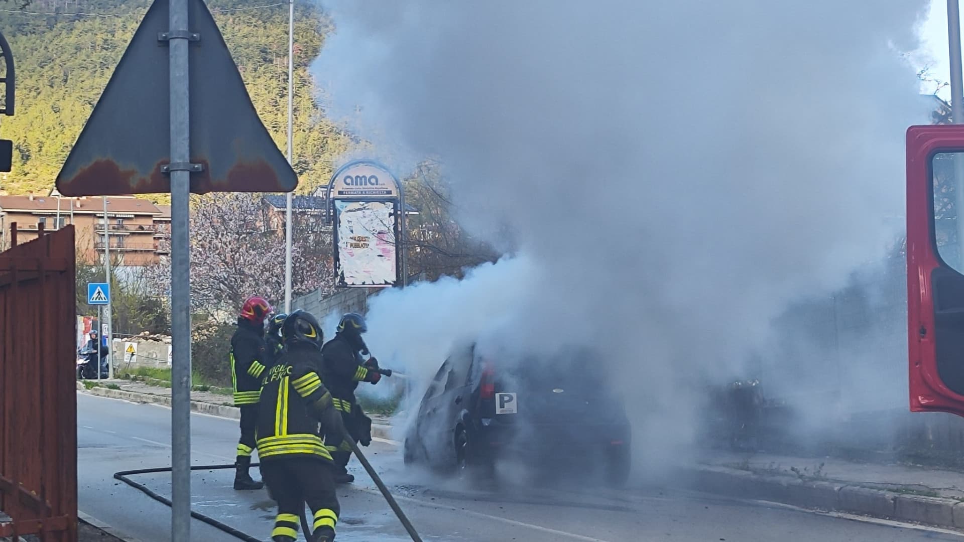L'intervento dei vigili del Fuoco (foto Gianfranco Cocciolone)
