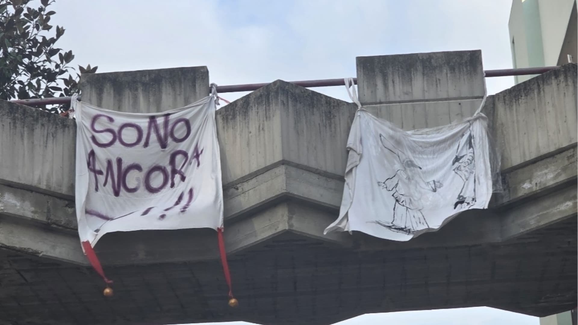 Striscioni su uno dei ponti
