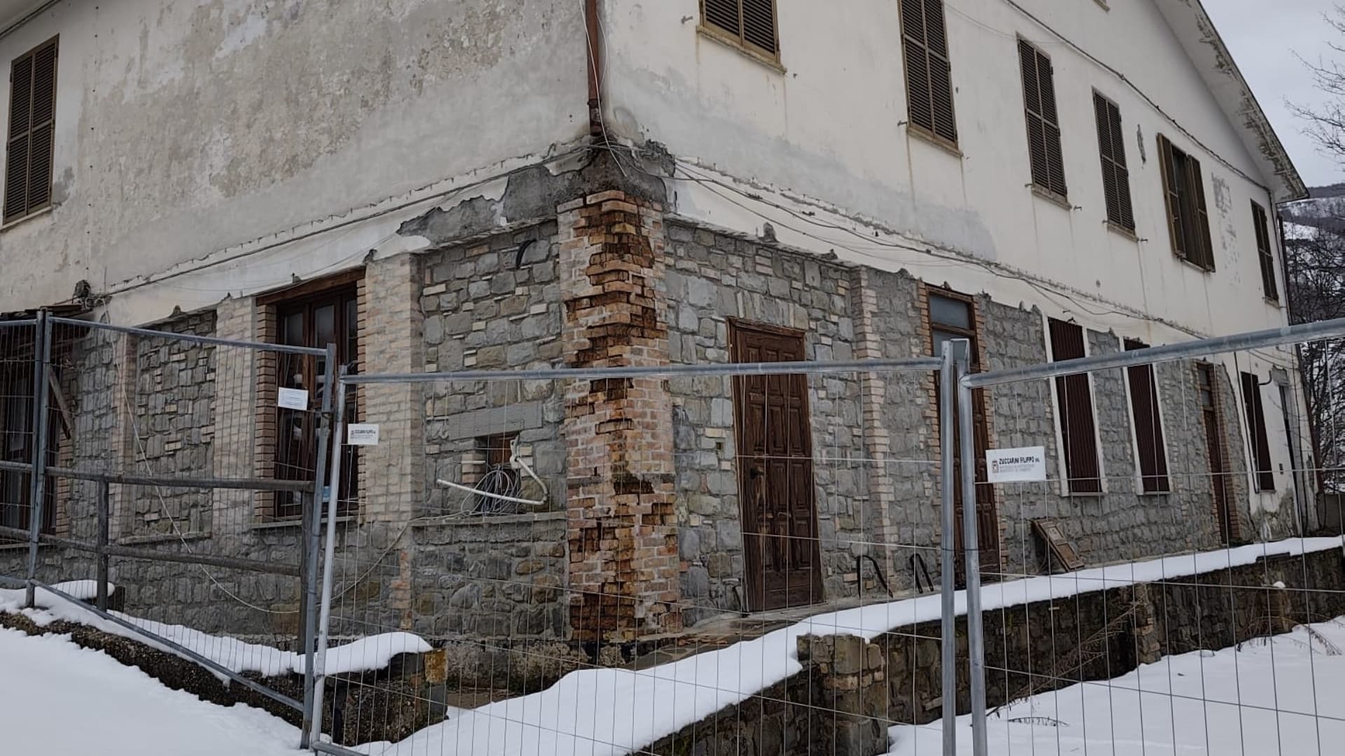 Crognaleto, ok al progetto per l’ex scuola: si posa la prima pietra