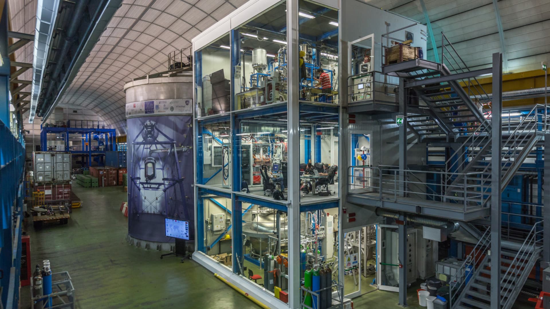 Vista di una sala interna dei Laboratori Nazionali del Gran Sasso (GINGER Collaboration)