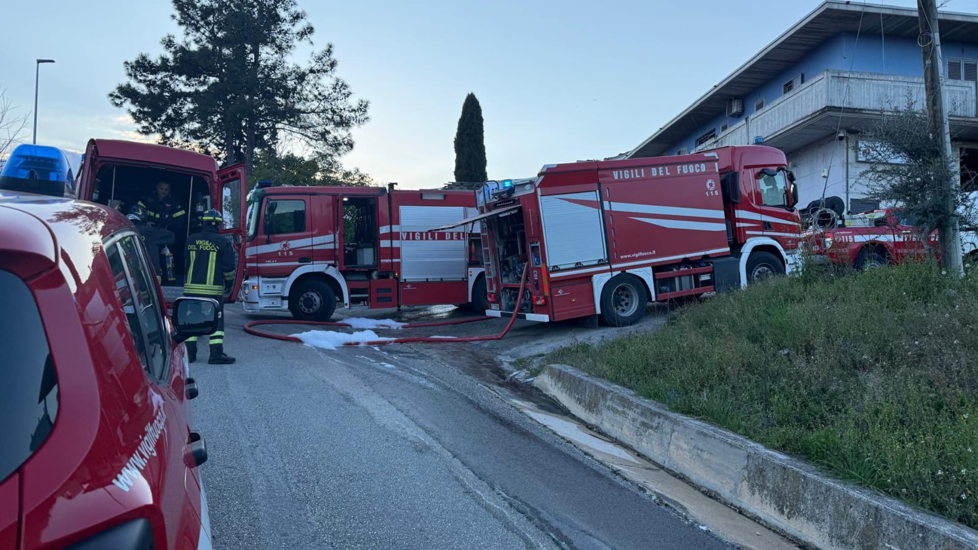 Sul posto i vigili del fuoco