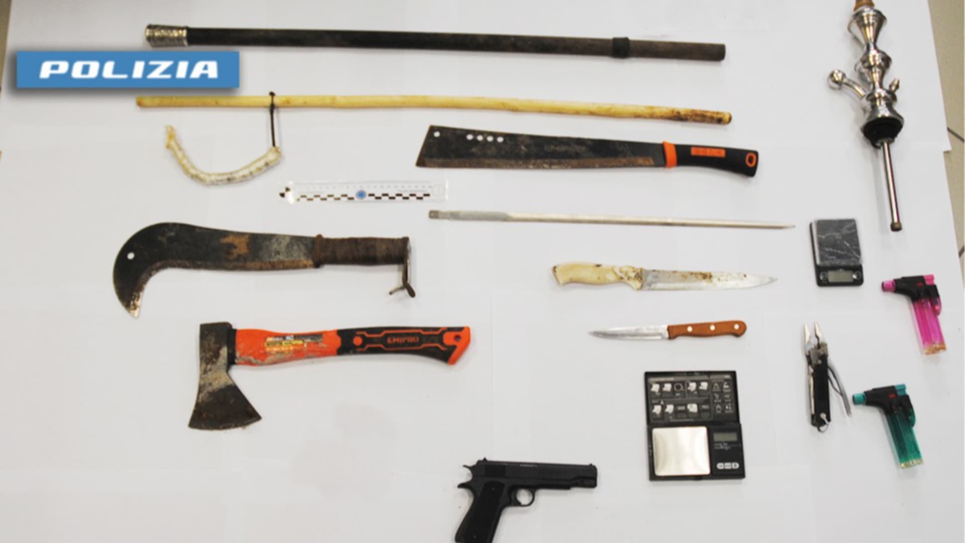 L'Aquila, la Polizia smantella una piazza di spaccio e sequestra armi con lama