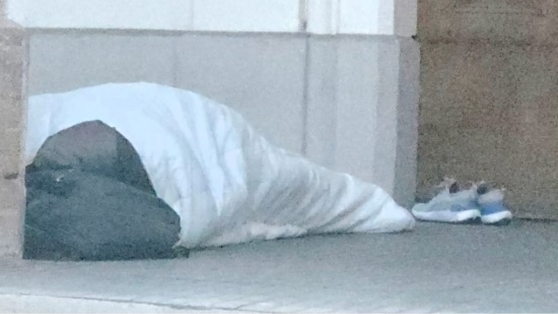 Una foto simbolo dell'emergenza