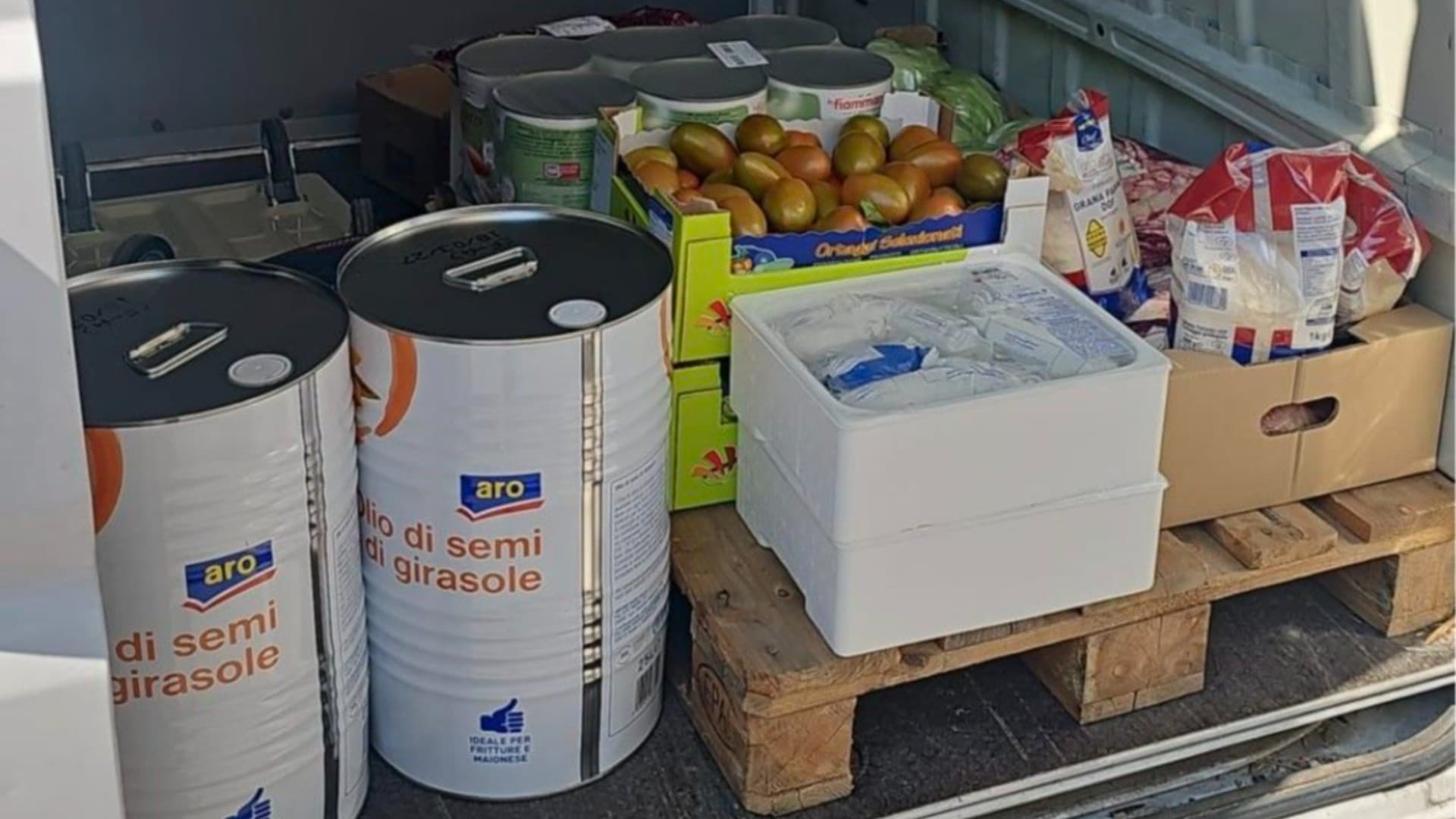 I beni di prima necessità offerti alla mensa di Celestino dal Rotary Club