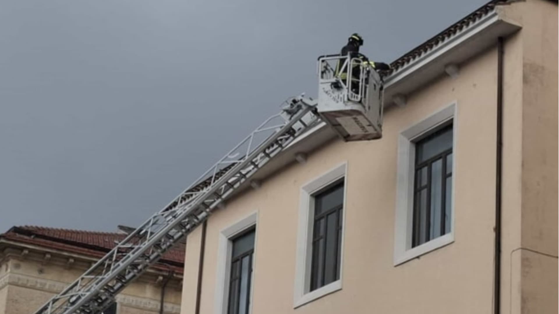 Lanciano, cade una tegola dal tetto dell'istituto superiore De Titta Fermi