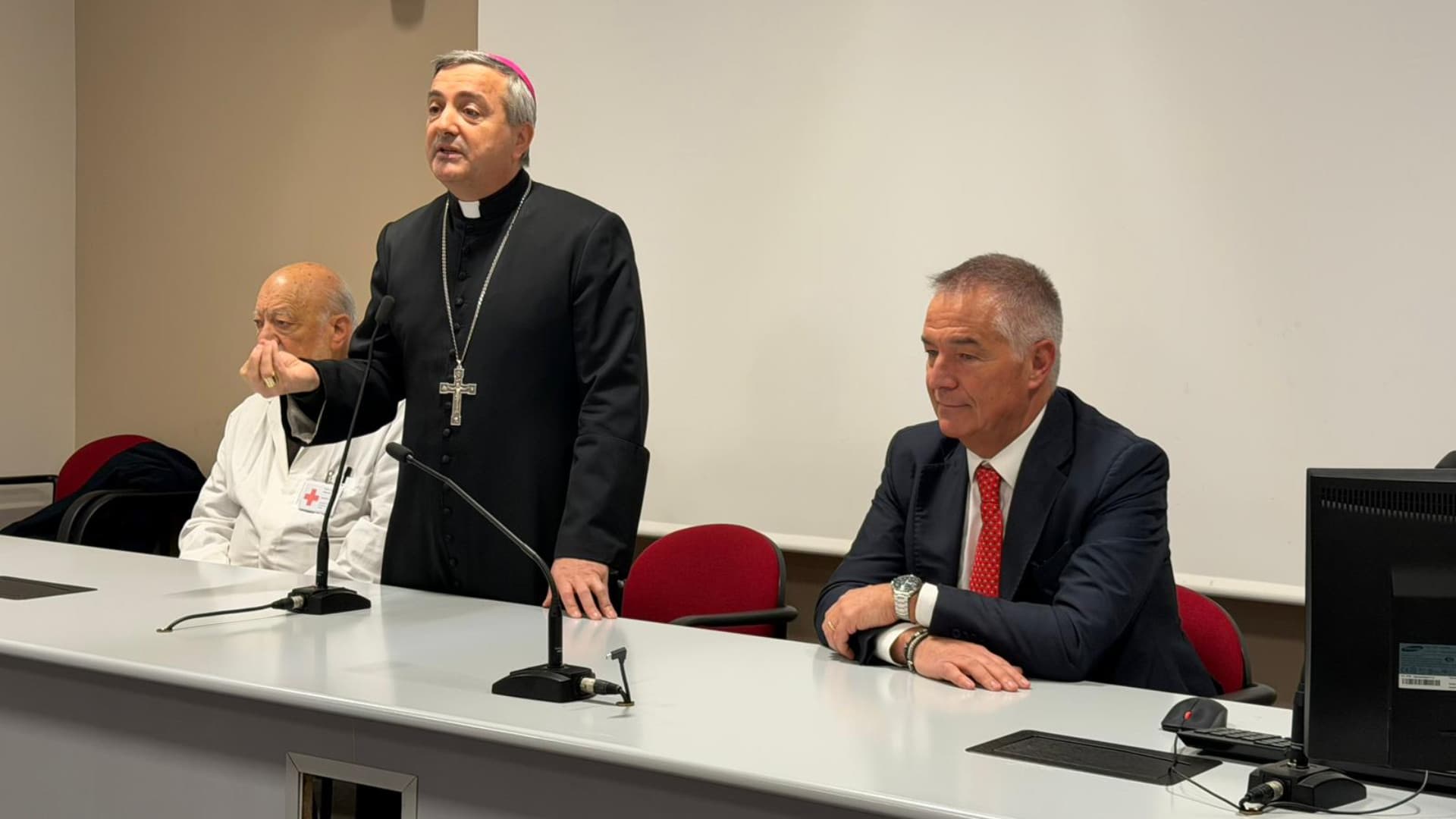 Da sinistra padre Luciano, l'arcivescovo Antonio D'Angelo e Paolo Costanzi