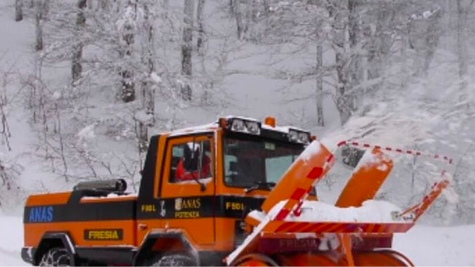 Uno spazzaneve in azione (foto di repertorio)