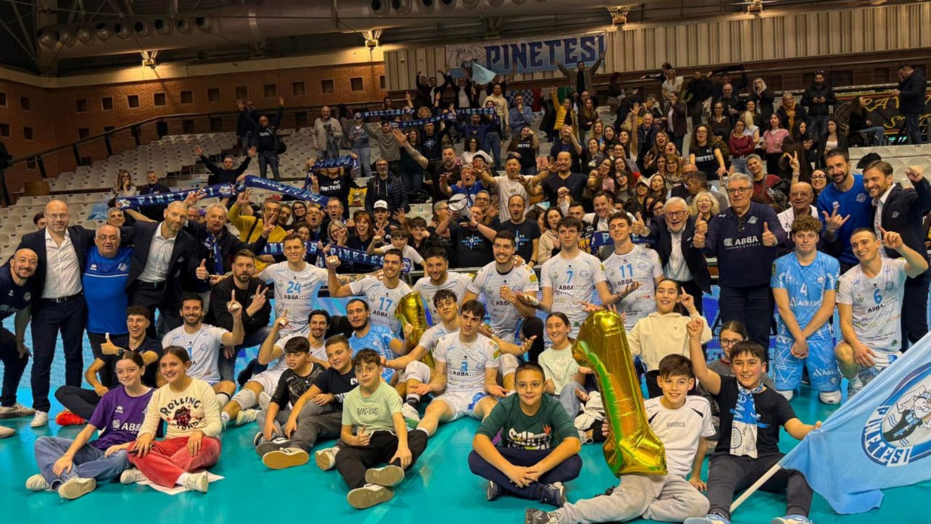 La festa post partita (Foto da Fb: ABBA Pineto Volley)